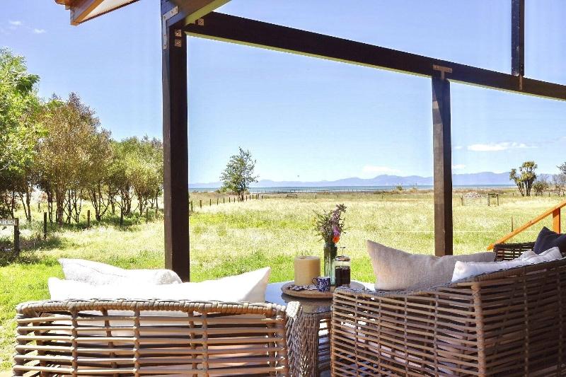 הוסטל The Barn Cabins & Camp