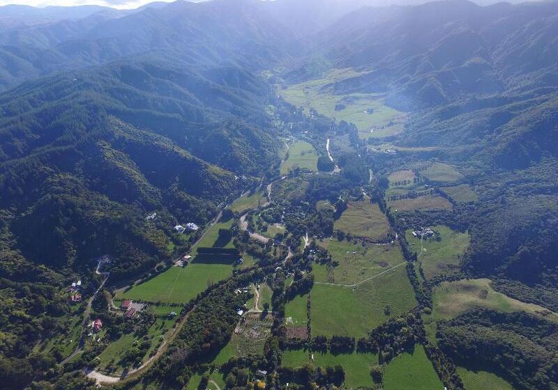 הוסטל The Barn Cabins & Camp