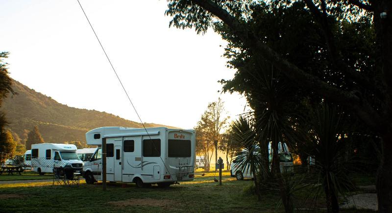 הוסטל The Barn Cabins & Camp