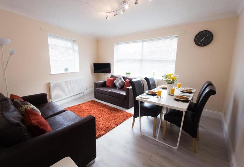 Hampton House   Lovely And Spacious 2 Bedroom Apartment   With Free Parking