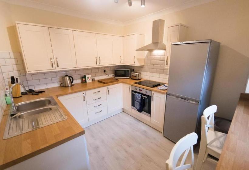 Hampton House   Lovely And Spacious 2 Bedroom Apartment   With Free Parking