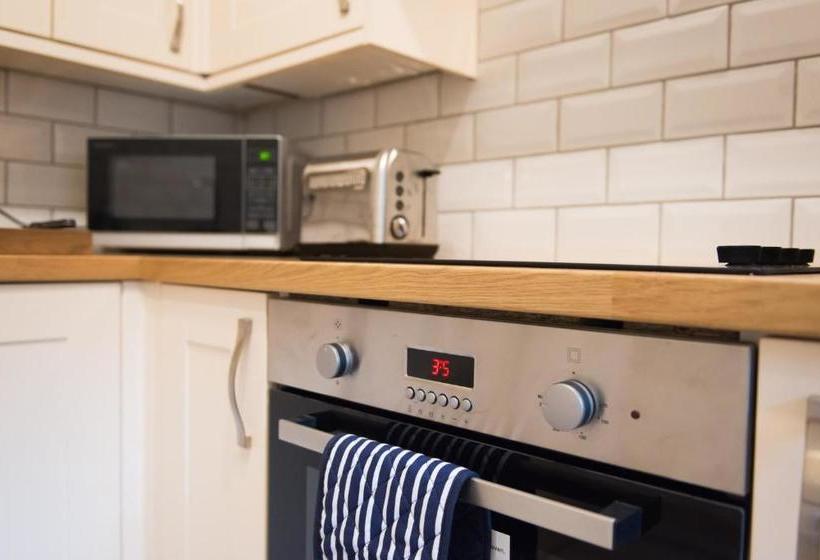 Hampton House   Lovely And Spacious 2 Bedroom Apartment   With Free Parking