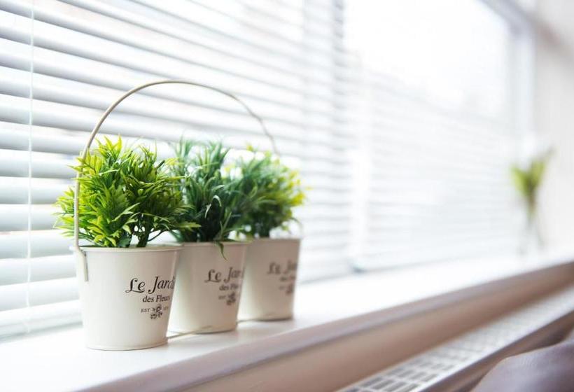 Hampton House   Lovely And Spacious 2 Bedroom Apartment   With Free Parking