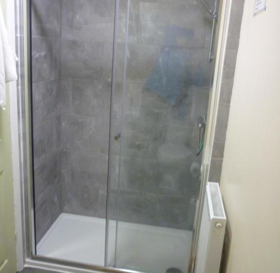 Hampton House   Lovely And Spacious 2 Bedroom Apartment   With Free Parking