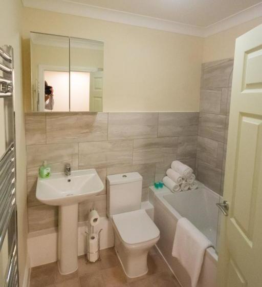 Hampton House   Lovely And Spacious 2 Bedroom Apartment   With Free Parking