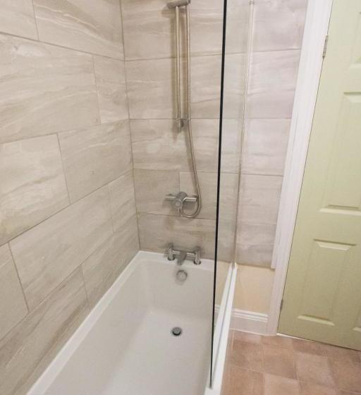 Hampton House   Lovely And Spacious 2 Bedroom Apartment   With Free Parking