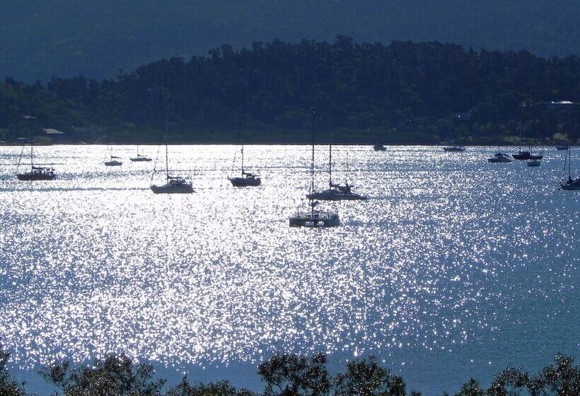 هتل Airlie Waterfront Bed & Breakfast