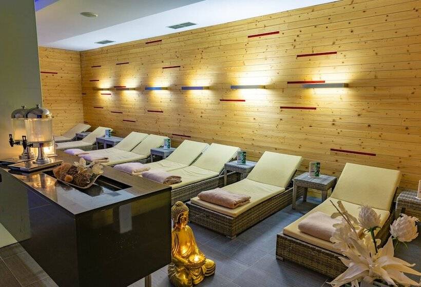 هتل Aquacity Seasons