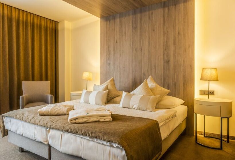 هتل Aquacity Seasons