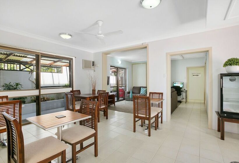 בית מלון כפרי Cairns City Palms