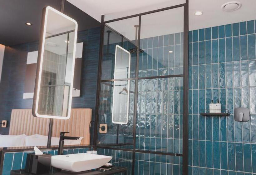 Century City Hotel Urban Square