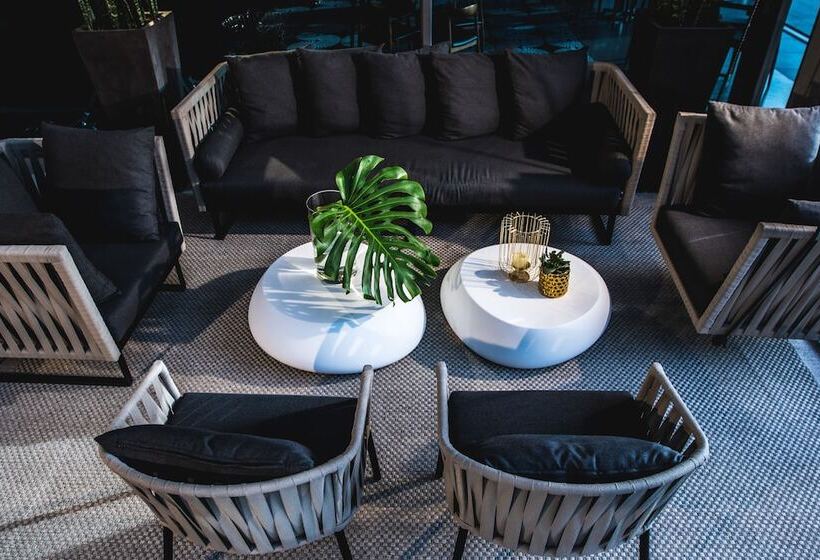 Century City Hotel Urban Square