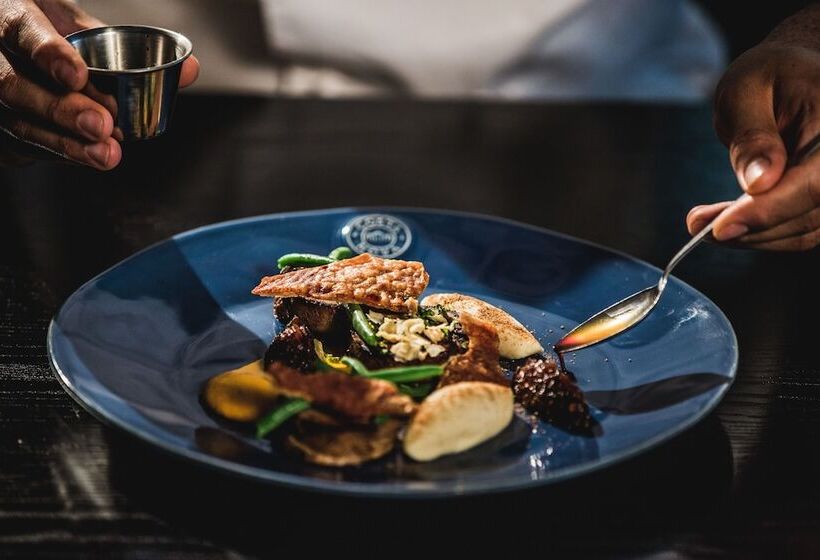 Century City Hotel Urban Square