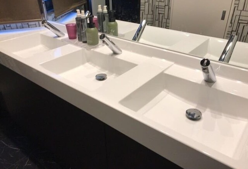 מלון כמוסות Capsule Inn Shimbashi  Men Only