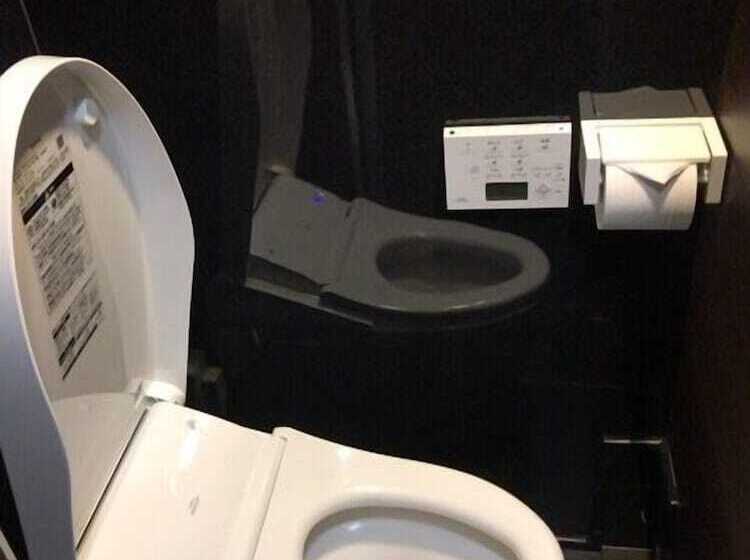 מלון כמוסות Capsule Inn Shimbashi  Men Only