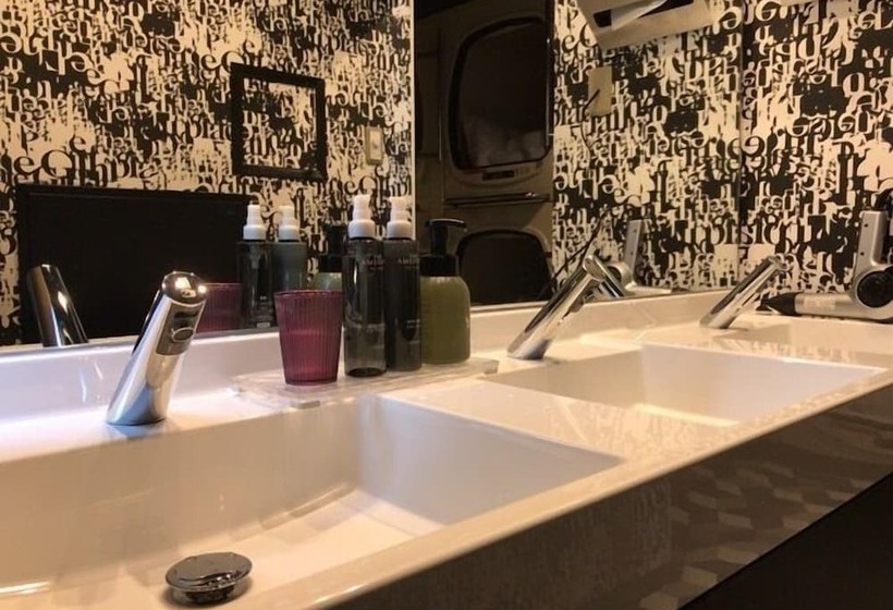 מלון כמוסות Capsule Inn Shimbashi  Men Only