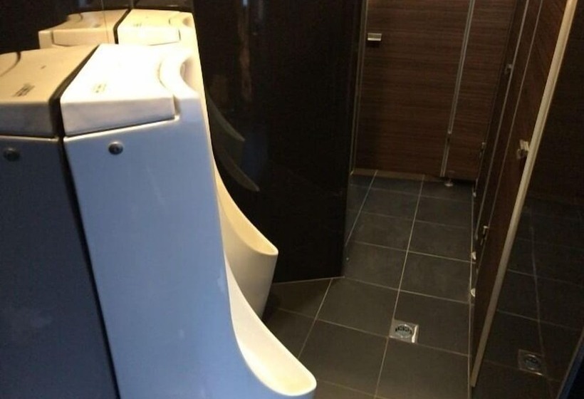 מלון כמוסות Capsule Inn Shimbashi  Men Only