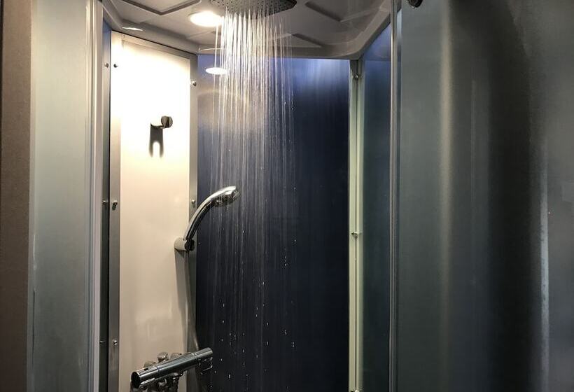 מלון כמוסות Capsule Inn Shimbashi  Men Only