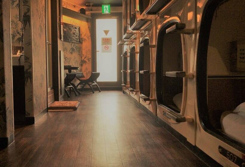 מלון כמוסות Capsule Inn Shimbashi  Men Only