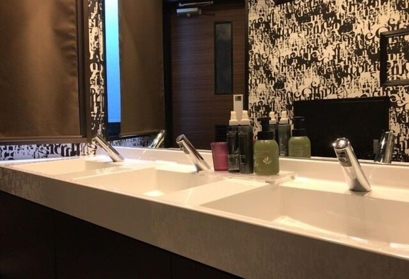 מלון כמוסות Capsule Inn Shimbashi  Men Only