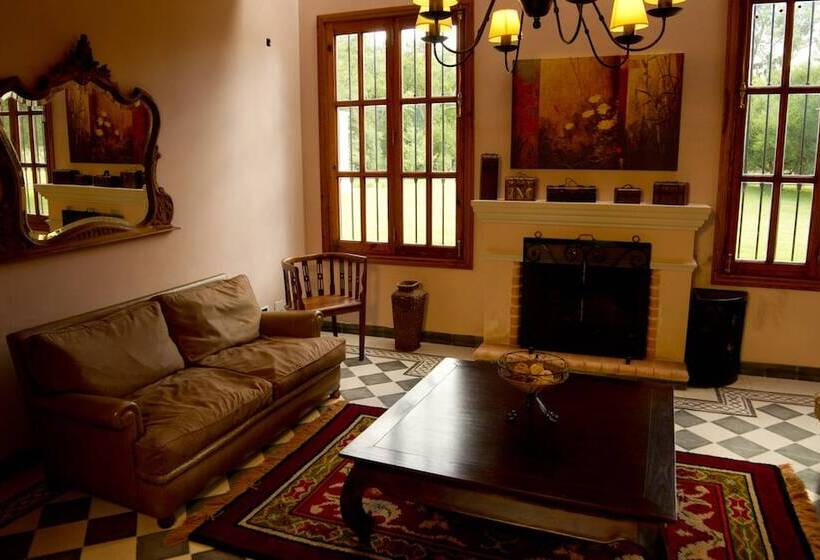 فندق Estancia Monte Viejo