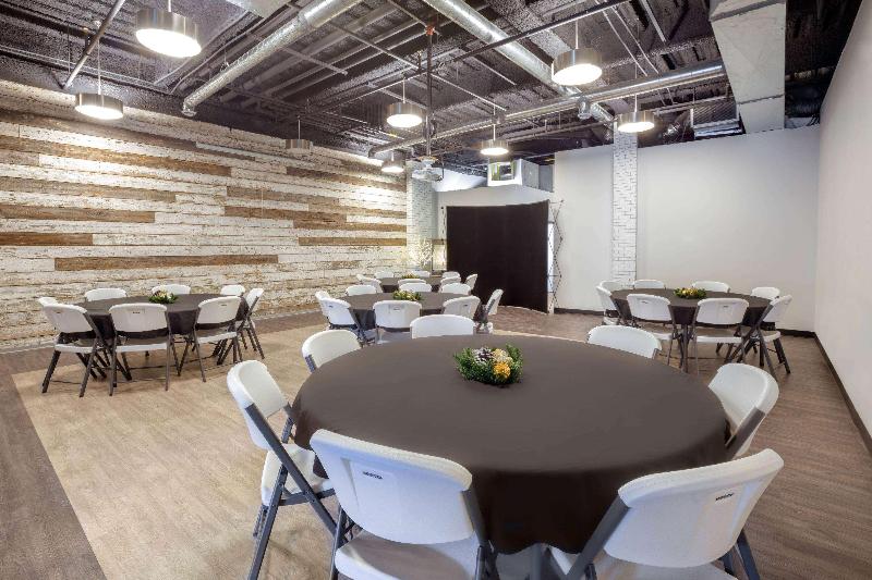 هتل Fort Mcmurray