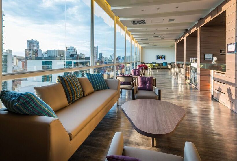 בית מלון כפרי Hampton By Hilton Bucaramanga