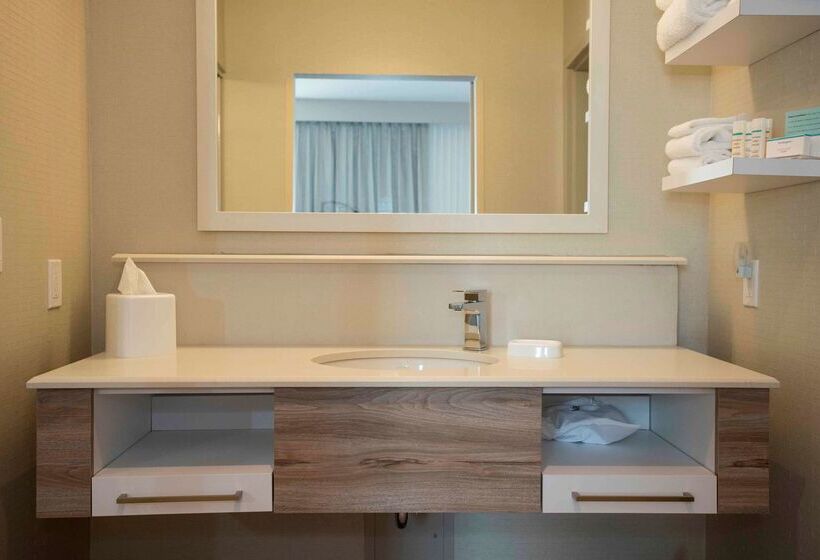 هتل Hampton Inn & Suites By Hilton Thunder Bay