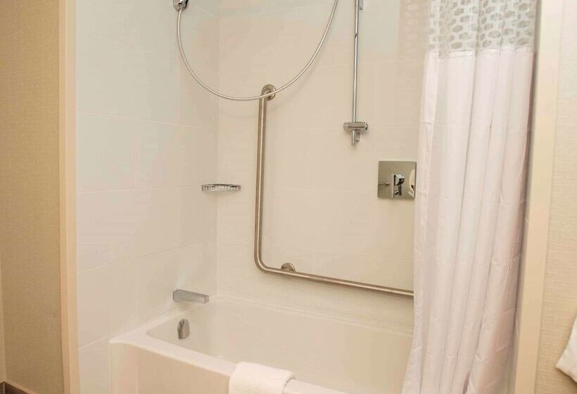 فندق Hampton Inn & Suites By Hilton Thunder Bay