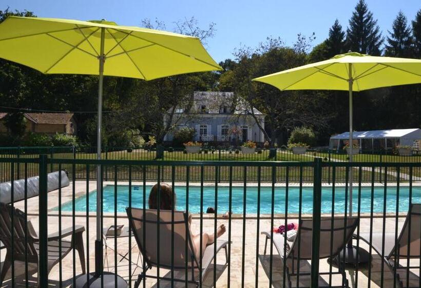 Отель Hôtel Les Grands Chênes