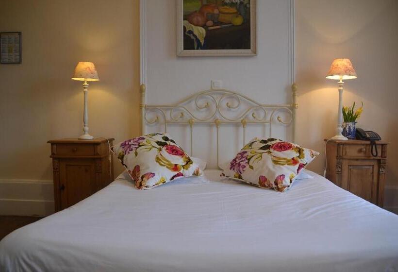 Отель Hôtel Les Grands Chênes