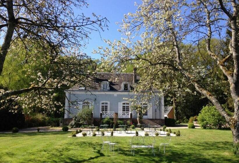 Отель Hôtel Les Grands Chênes