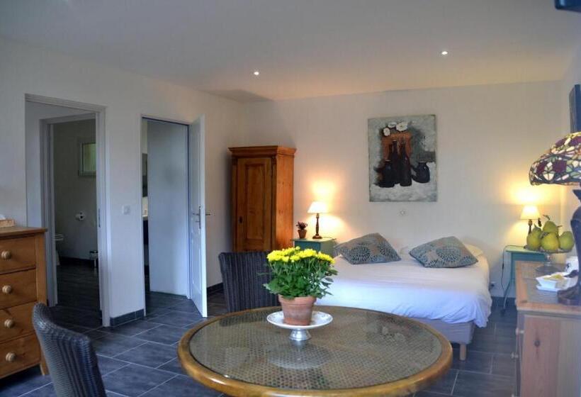 Отель Hôtel Les Grands Chênes