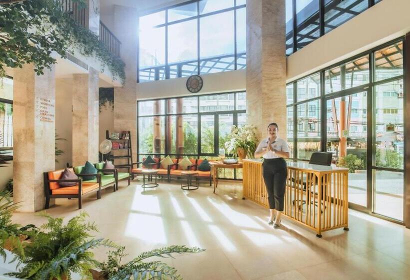 호텔 The Lunar Patong