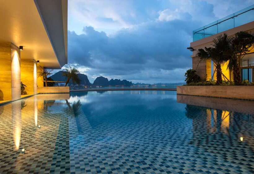 هتل Wyndham Legend Halong