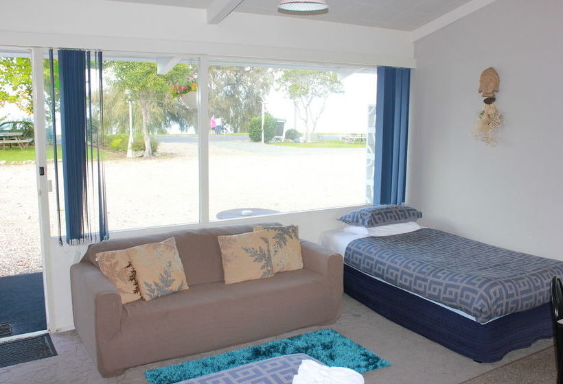 Jack & Di S Lakefront Motel