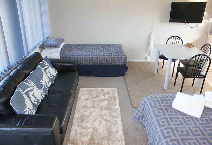 Jack & Di S Lakefront Motel