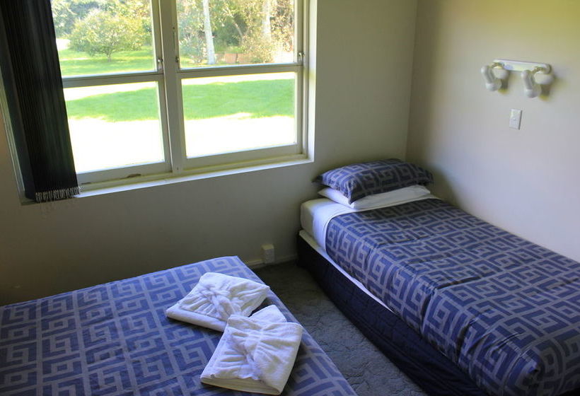 Jack & Di S Lakefront Motel