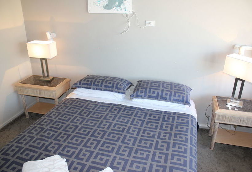 Jack & Di S Lakefront Motel