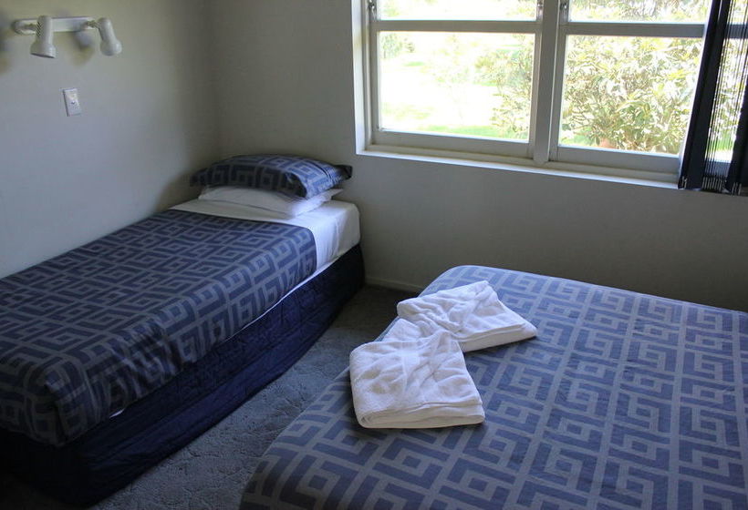 Jack & Di S Lakefront Motel