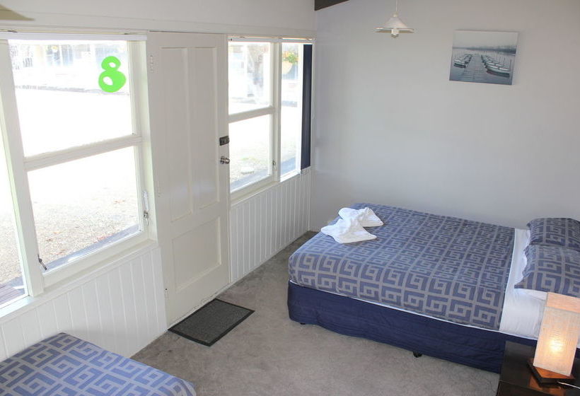 Jack & Di S Lakefront Motel