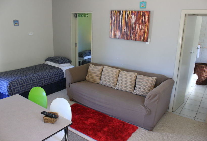 Jack & Di S Lakefront Motel