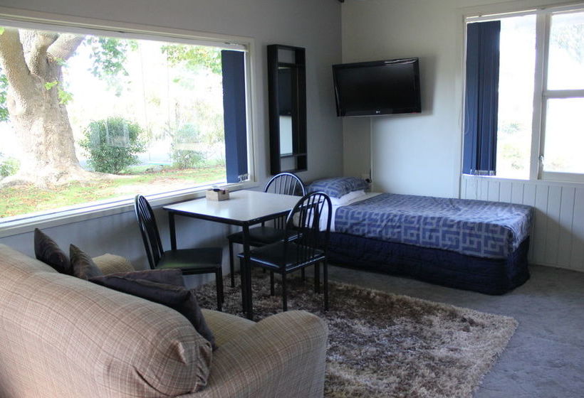 Jack & Di S Lakefront Motel