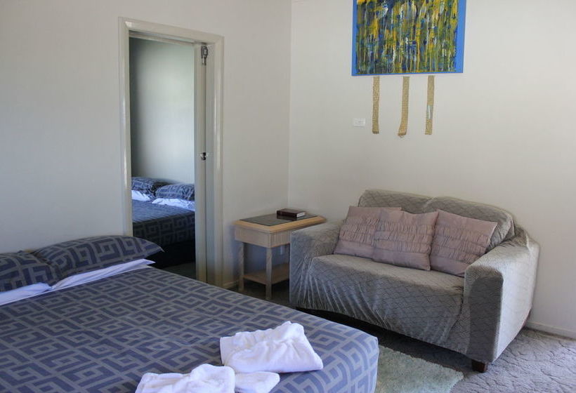 Jack & Di S Lakefront Motel