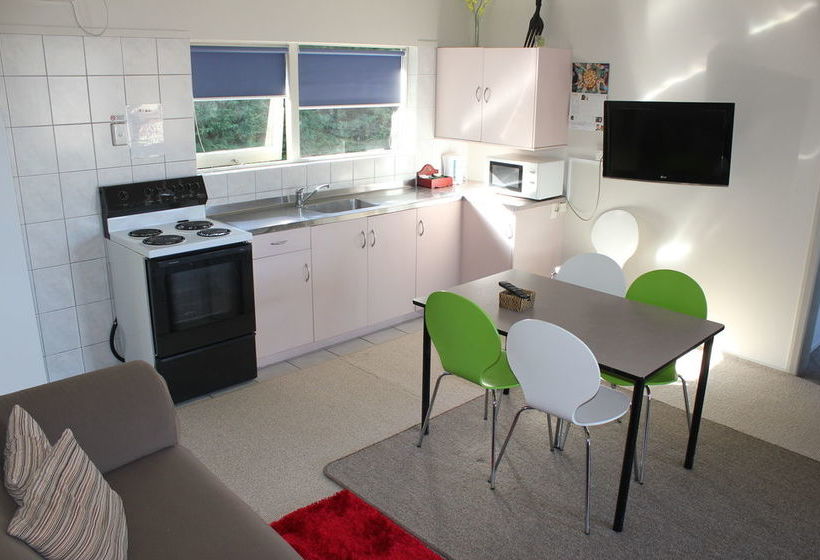 Jack & Di S Lakefront Motel