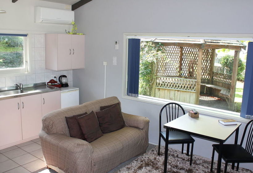 Jack & Di S Lakefront Motel