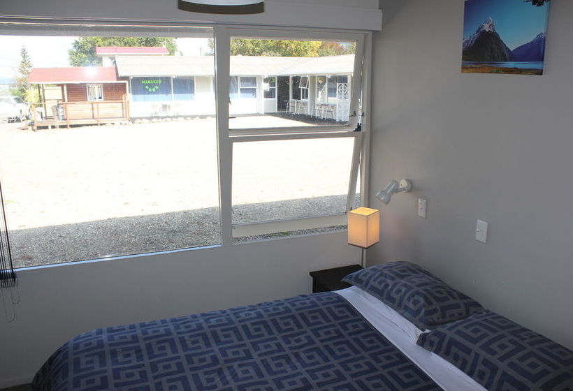 Jack & Di S Lakefront Motel