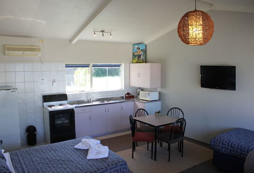 Jack & Di S Lakefront Motel