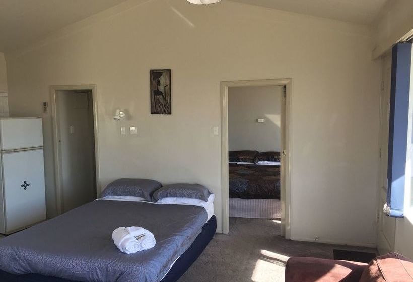 Jack & Di S Lakefront Motel