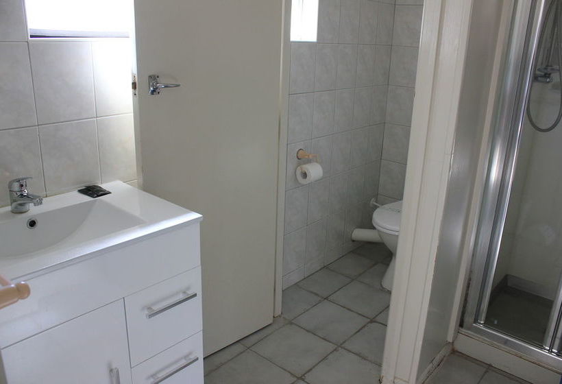 Jack & Di S Lakefront Motel